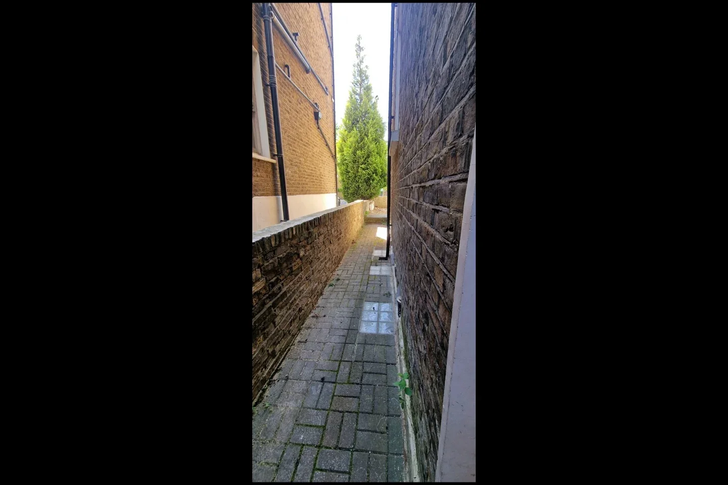 Flat Eaton Rise in Greater London