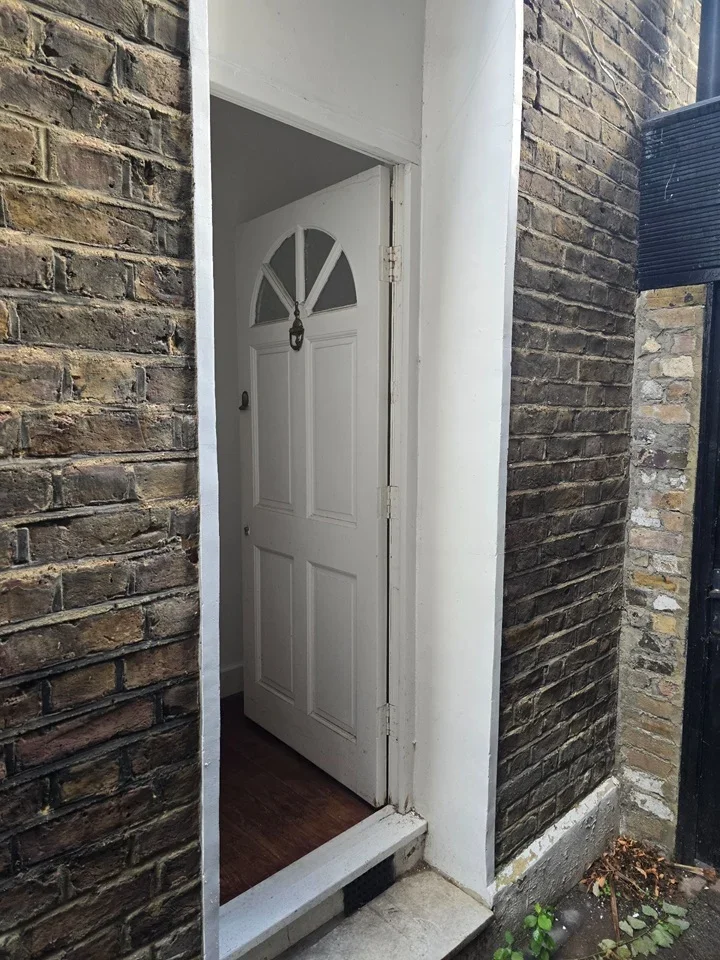 Flat Eaton Rise in Greater London