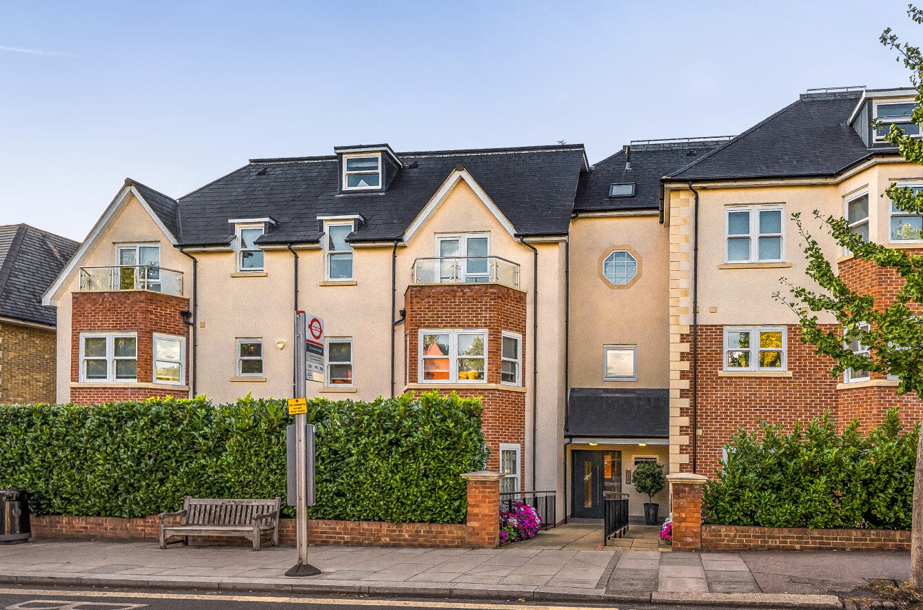 Flat Waverley Grove in Greater London