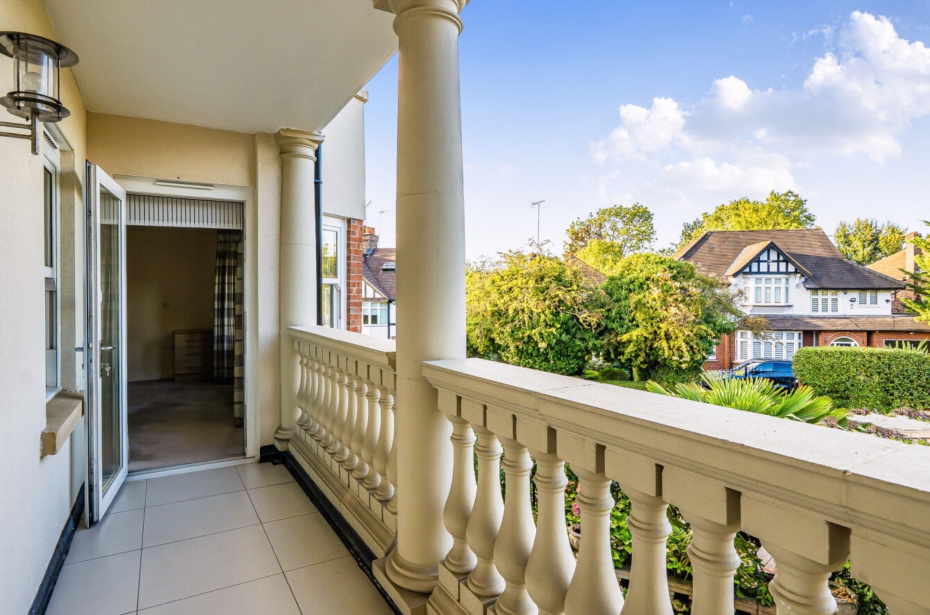 Flat Waverley Grove in Greater London