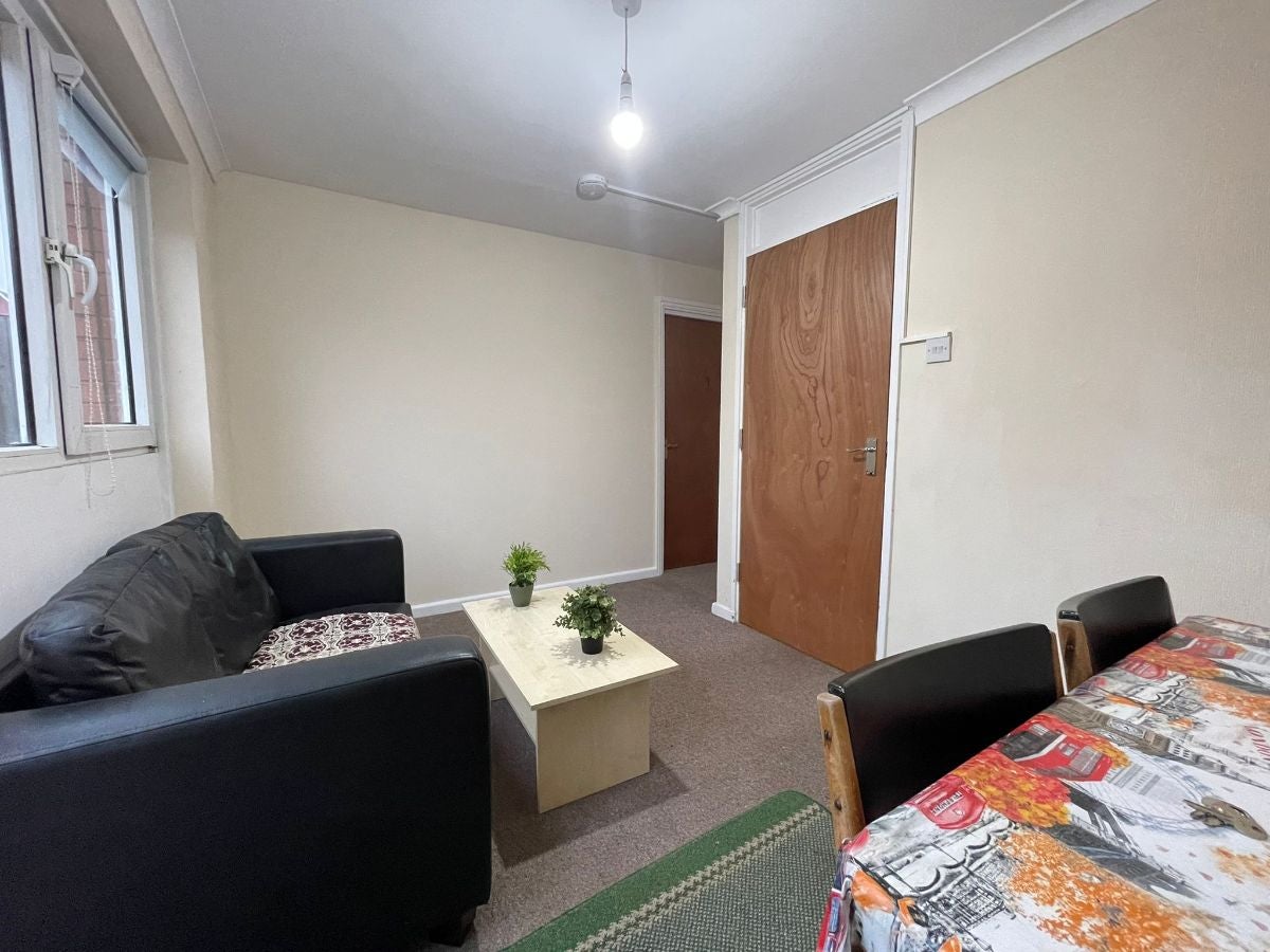 Room Ivy Road in Greater London