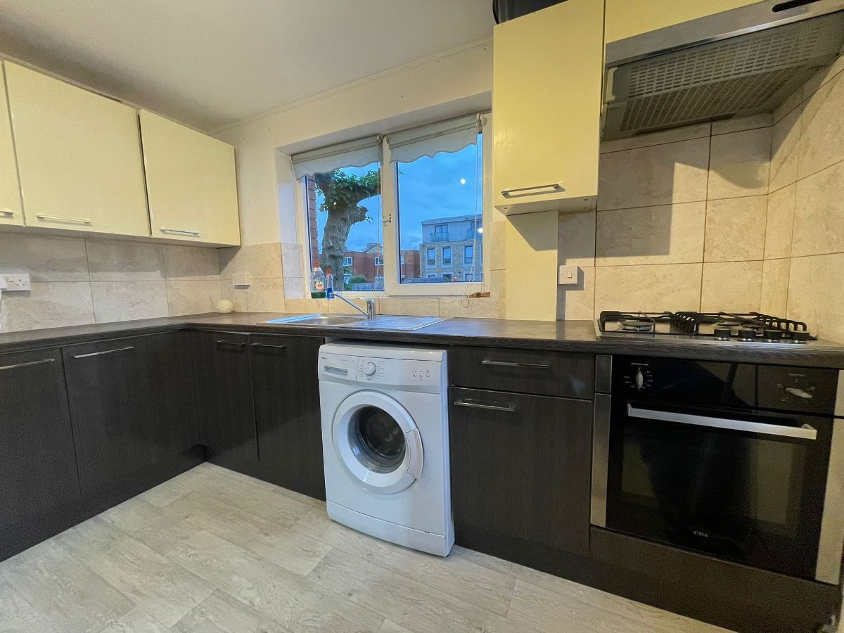 Room Ivy Road in Greater London
