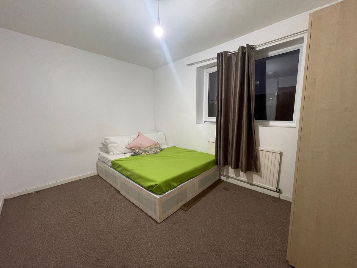 Room Ivy Road in Greater London