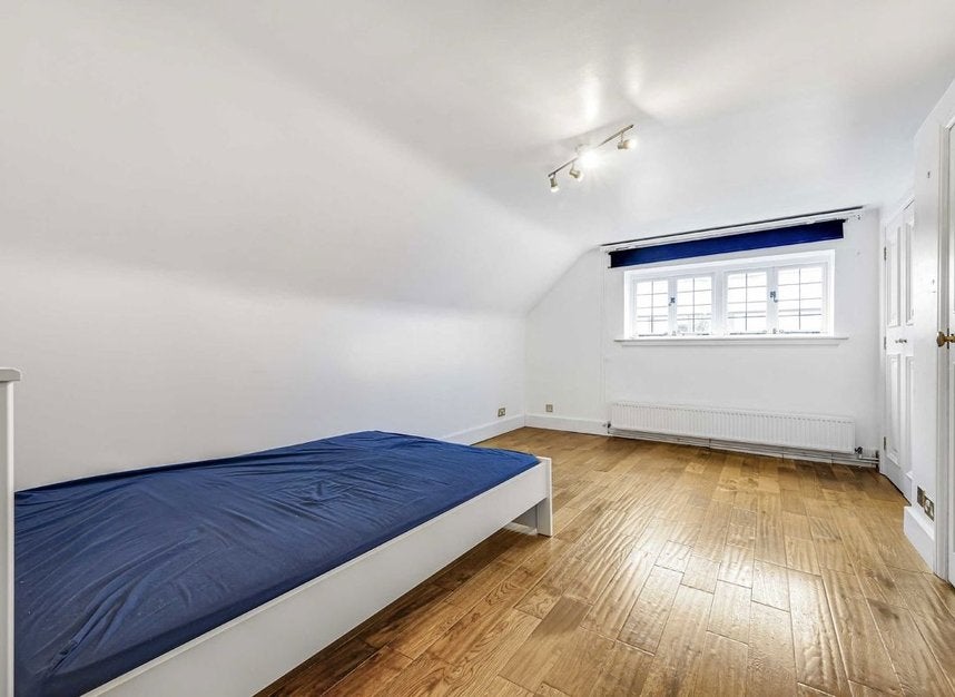 Flat Palace Court in City of Westminster