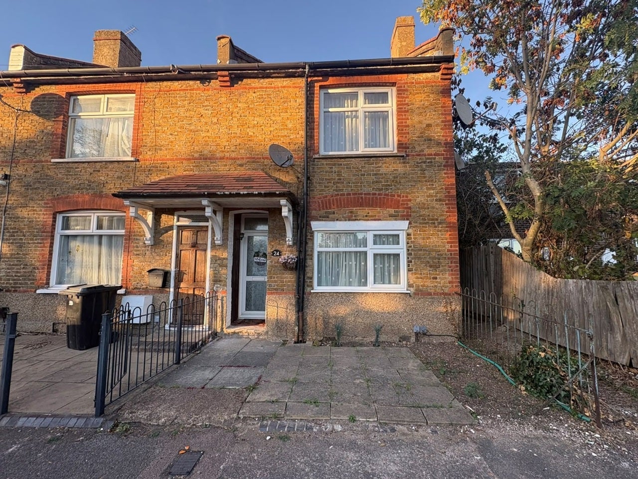 House Brickfield Lane in Greater London
