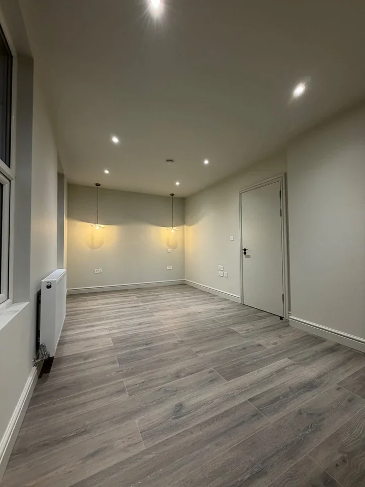 Flat Brooke Road in Greater London