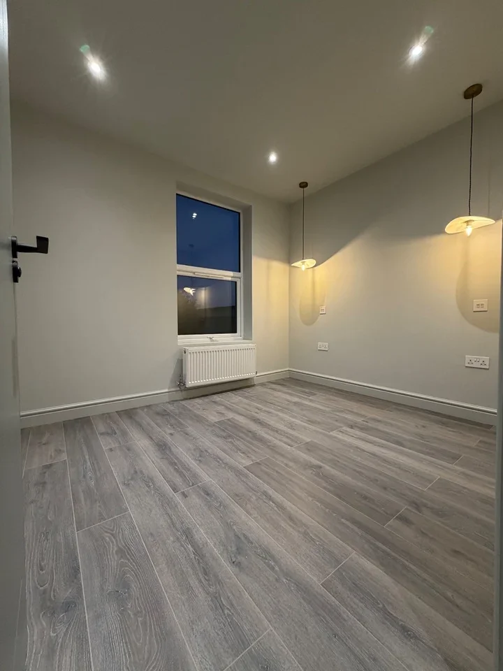 Flat Brooke Road in Greater London