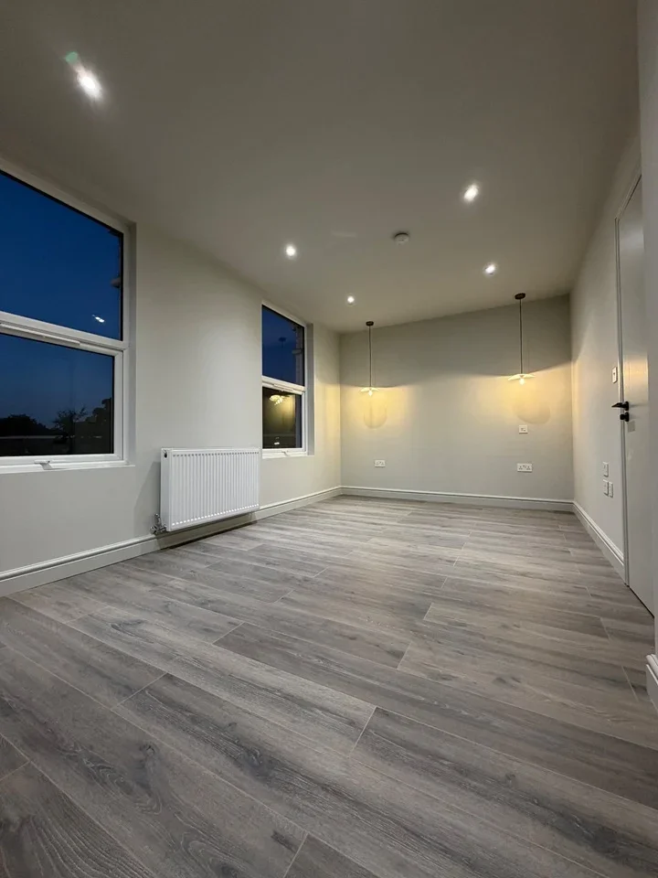 Flat Brooke Road in Greater London