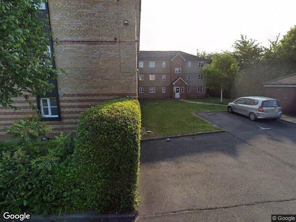 Flat Simms Gardens in Greater London