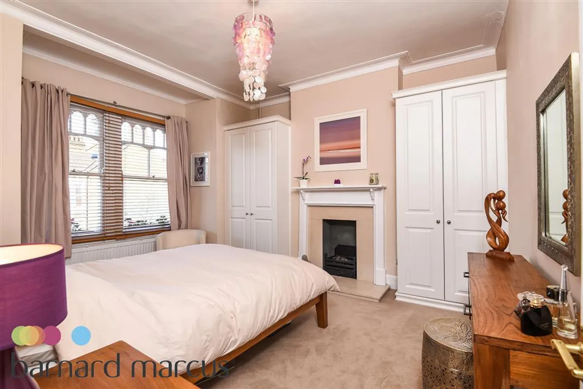 Flat Jeddo Road in Greater London