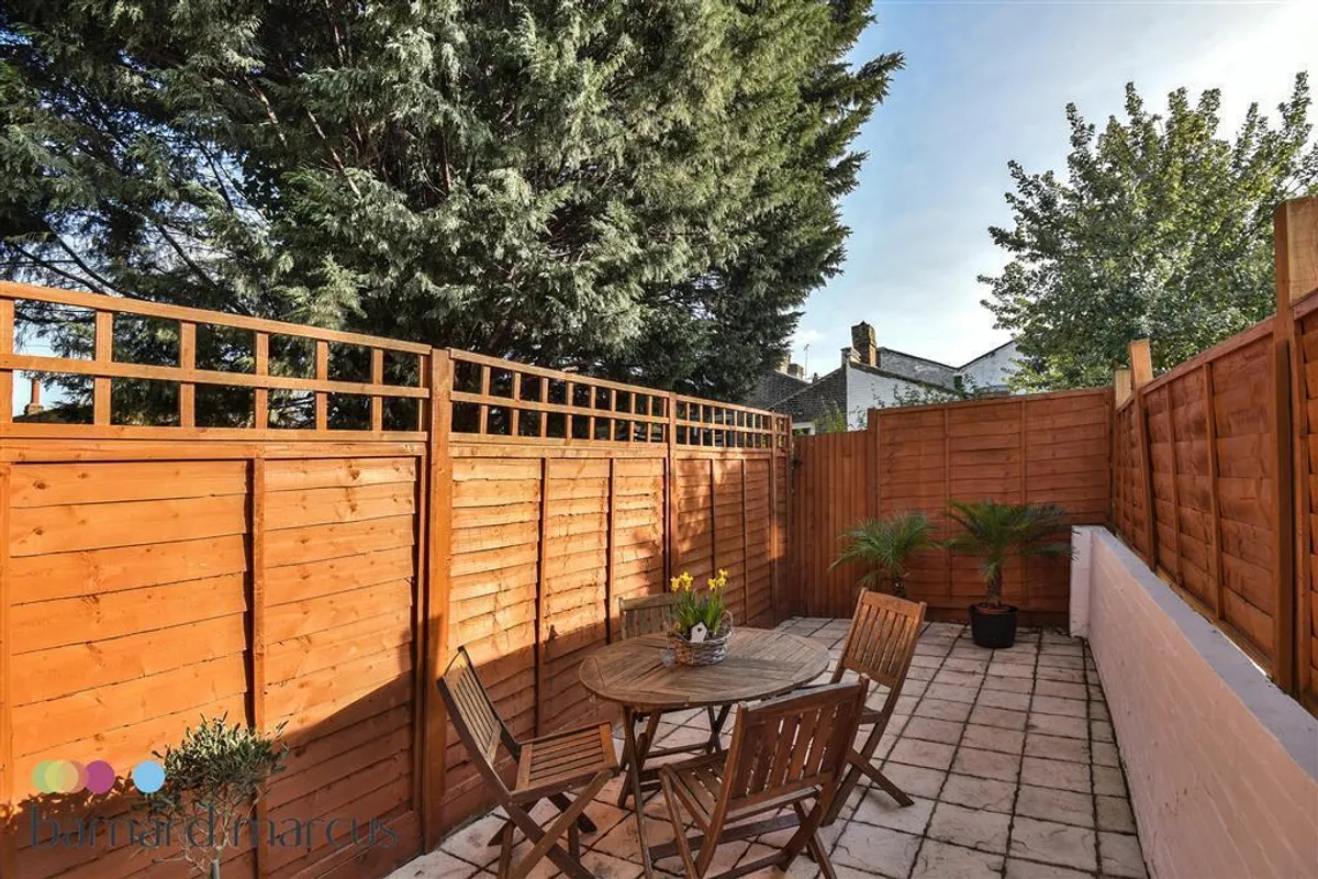 Flat Jeddo Road in Greater London