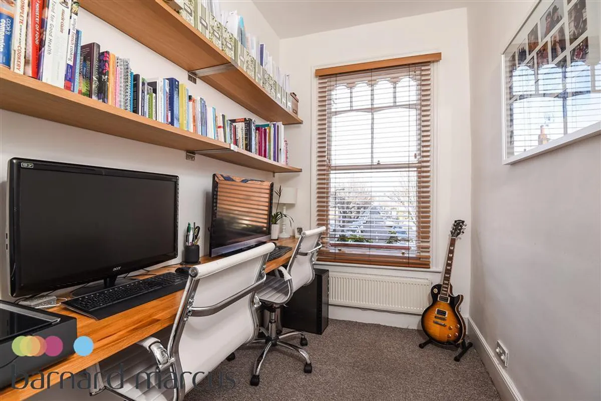 Flat Jeddo Road in Greater London