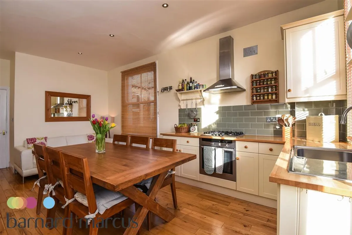 Flat Jeddo Road in Greater London