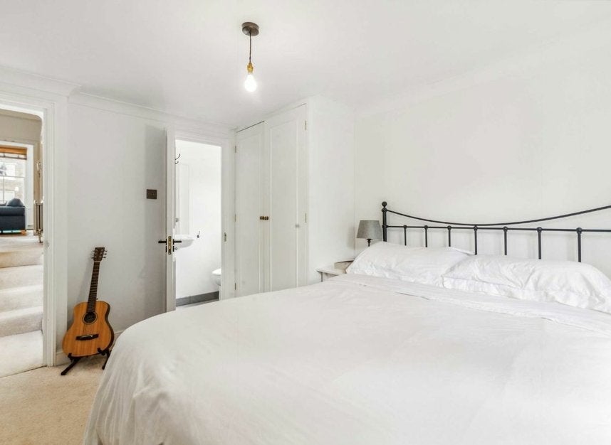 Flat Hartham Road in Greater London