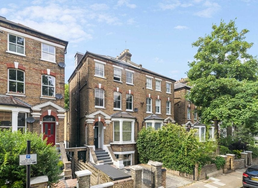 Flat Hartham Road in Greater London