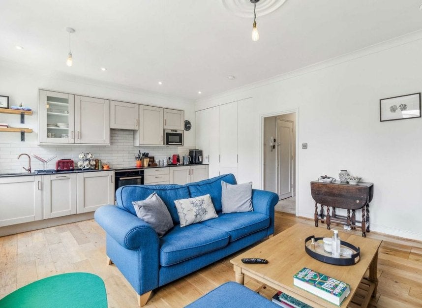 Flat Hartham Road in Greater London