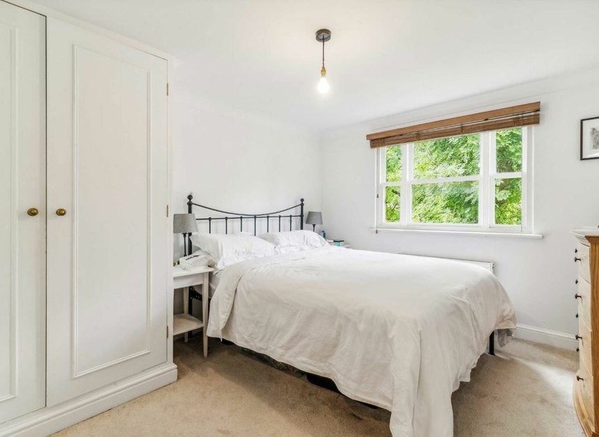 Flat Hartham Road in Greater London