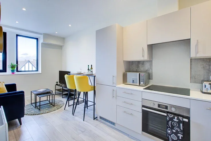 Flat Ewell Road in Greater London