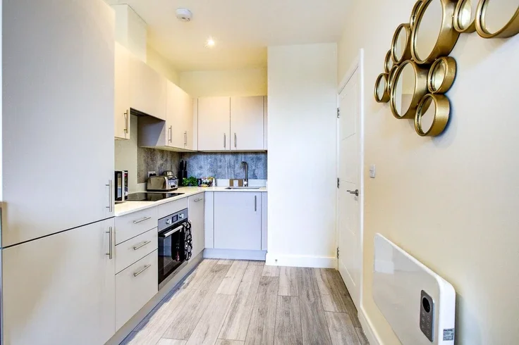 Flat Ewell Road in Greater London