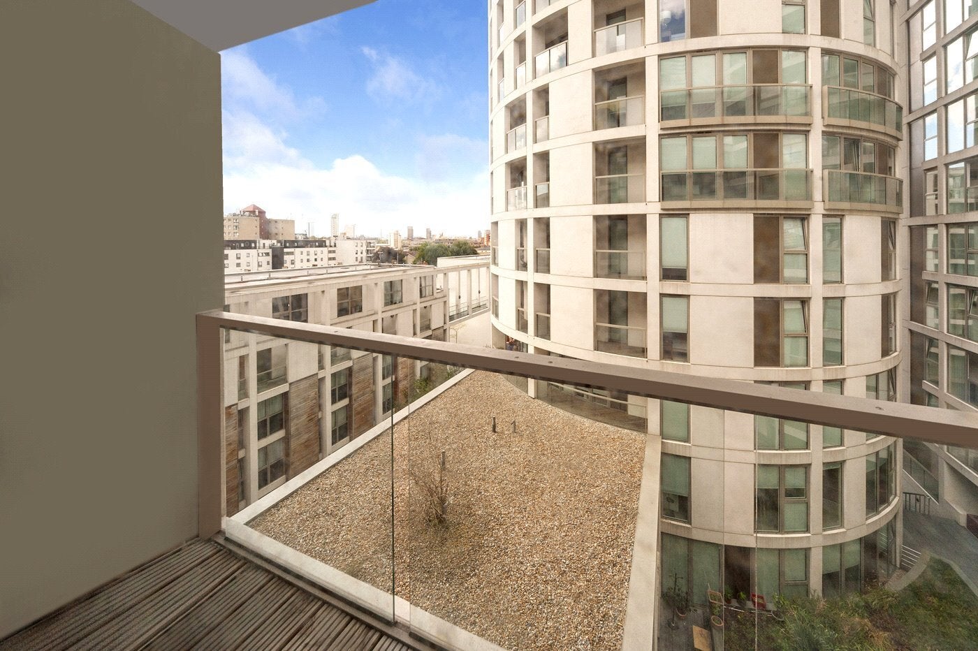 Flat Dockyard Lane in Greater London