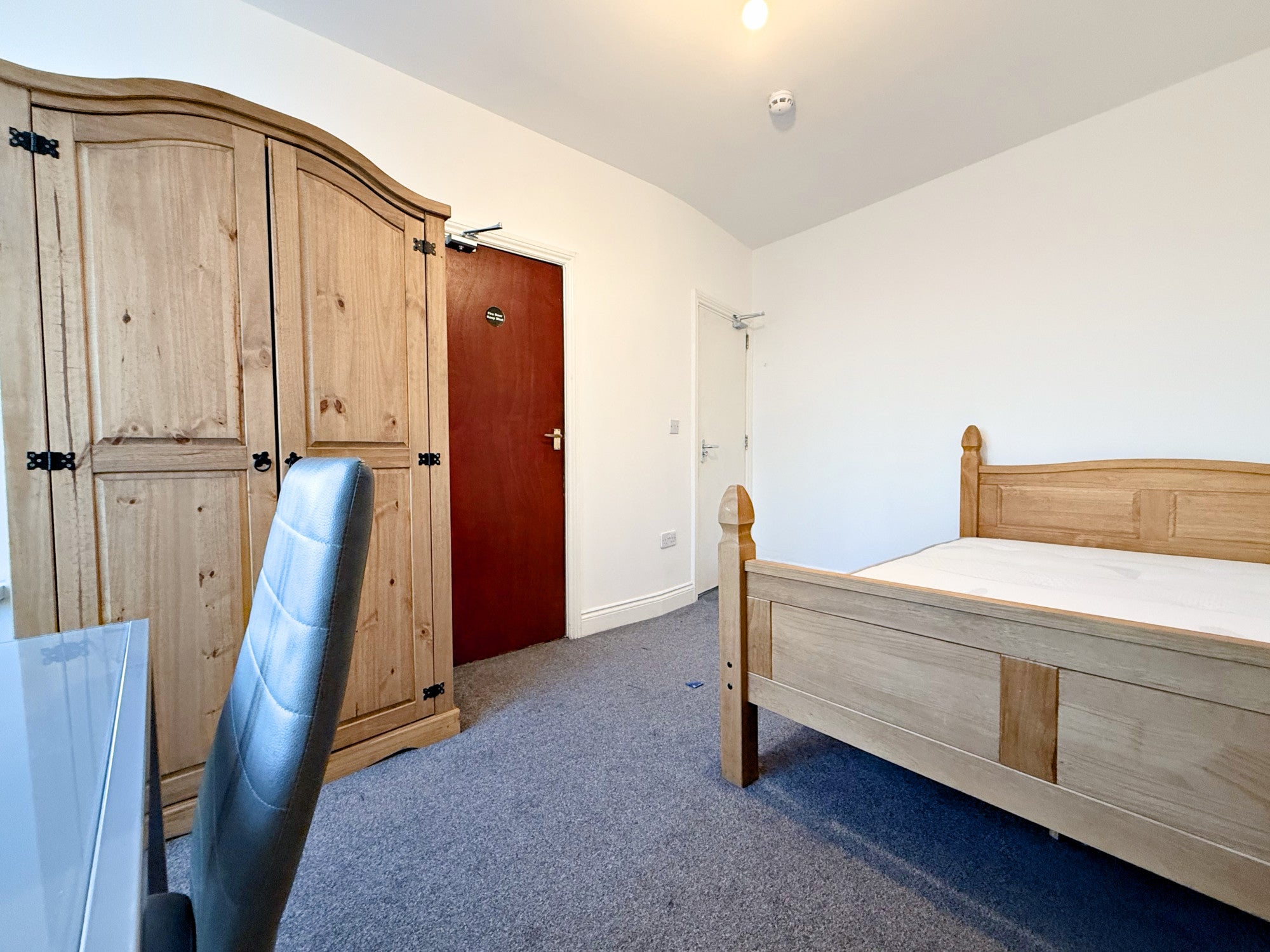 Room Spring Grove Road in London