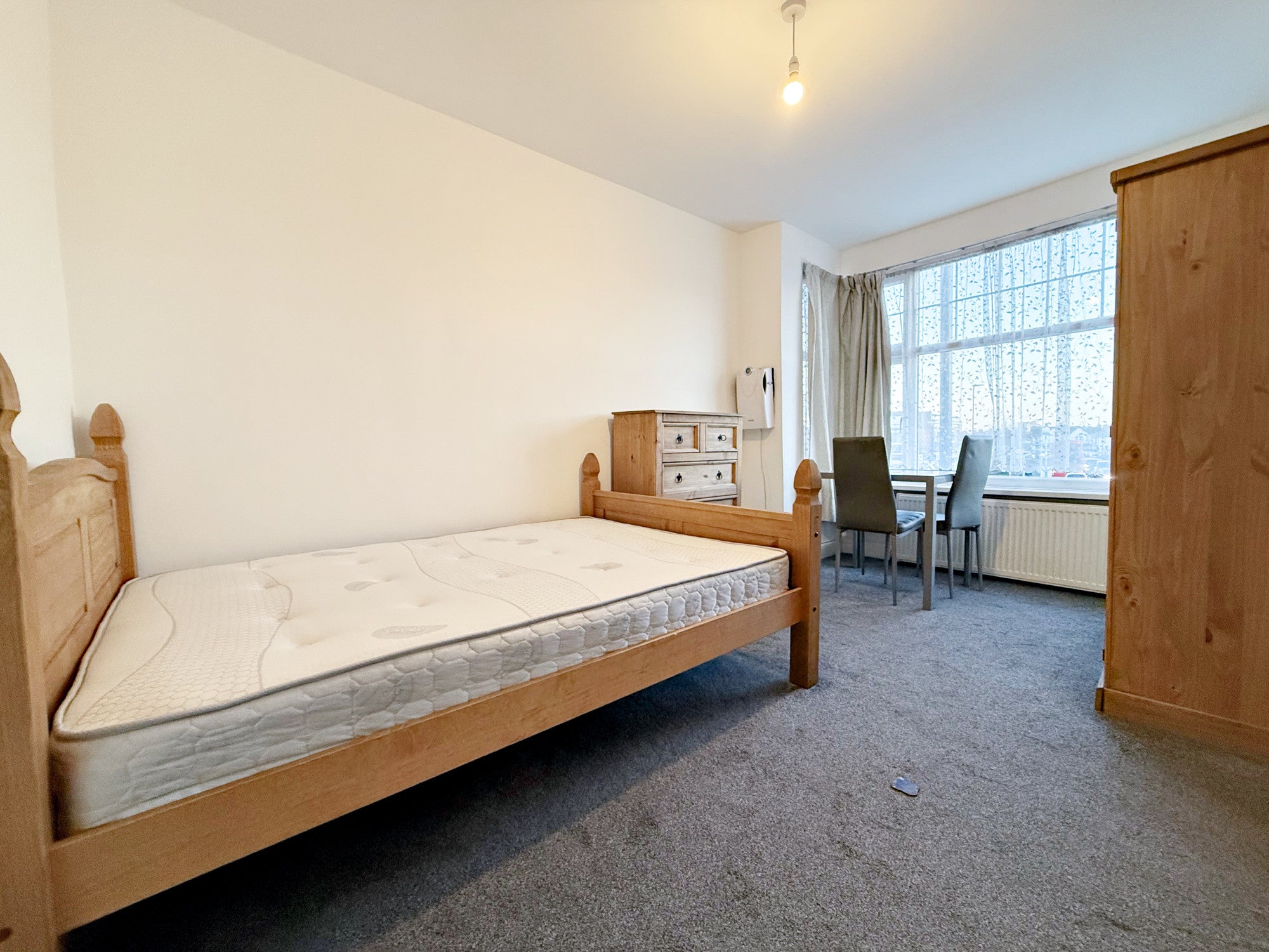 Room Spring Grove Road in London