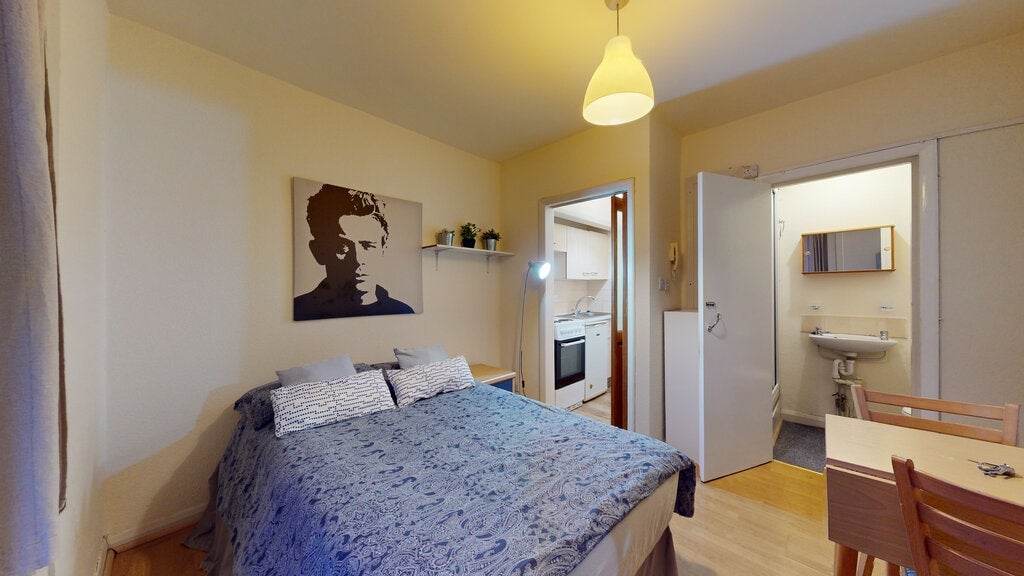 Room Park Avenue in Greater London