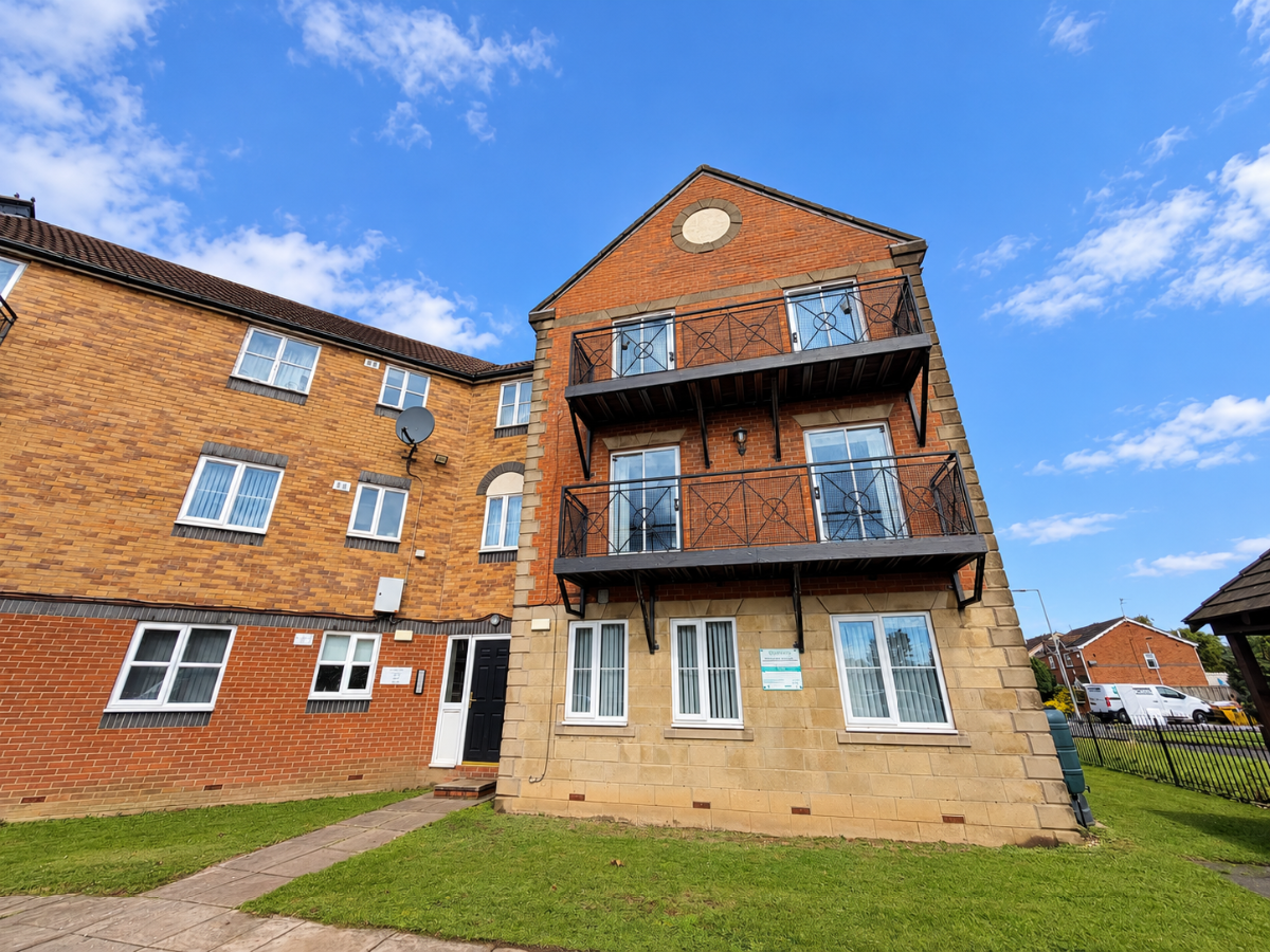 Flat Lancelot Court in Hull