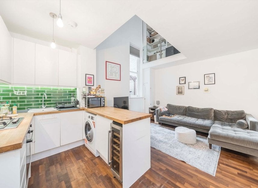 Flat Georges Road in Greater London