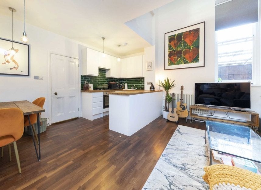 Flat Georges Road in Greater London