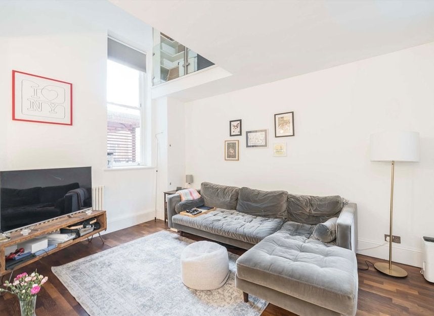 Flat Georges Road in Greater London