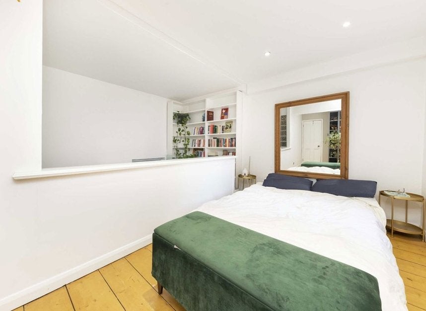 Flat Georges Road in Greater London