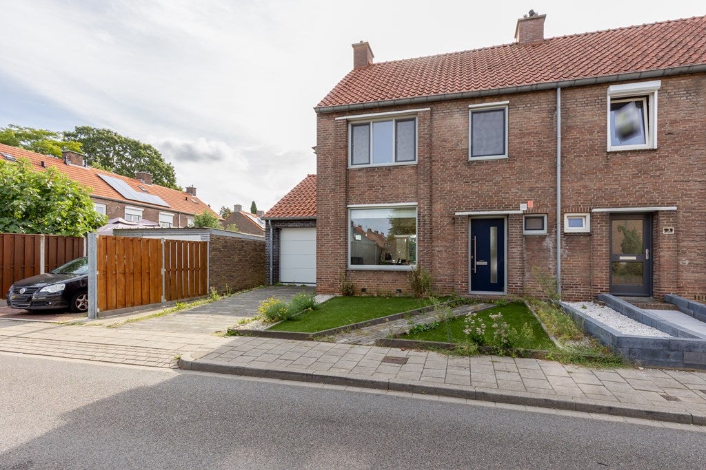 Hoekwoning te koop: Mgr. Feronstraat 1, Geleen