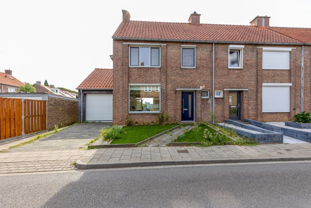 Hoekwoning te koop: Mgr. Feronstraat 1, Geleen