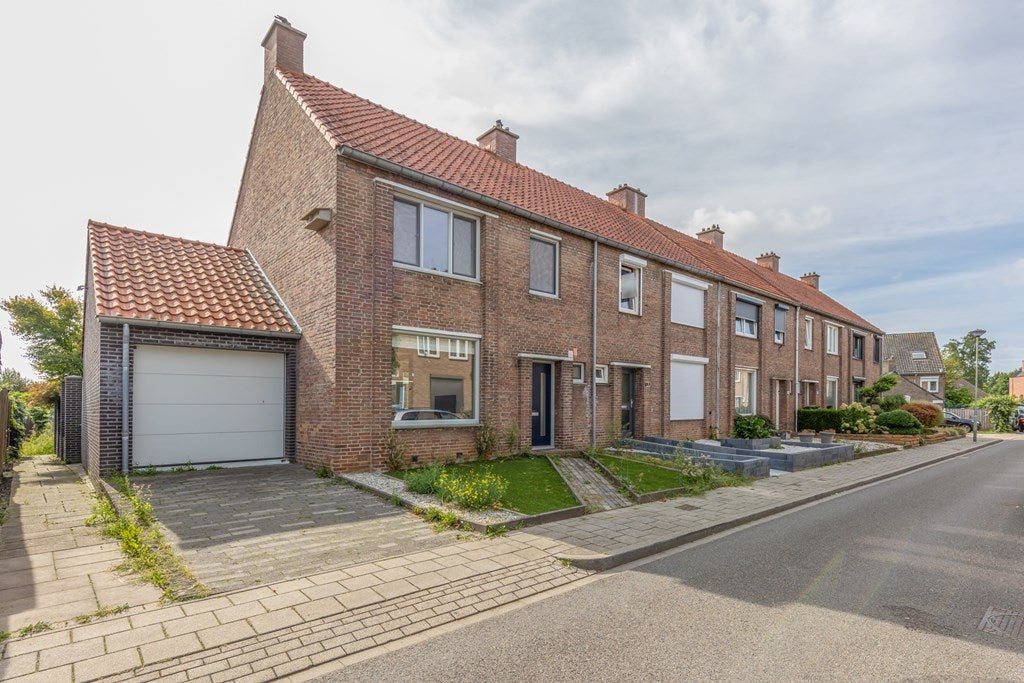 Hoekwoning te koop: Mgr. Feronstraat 1, Geleen