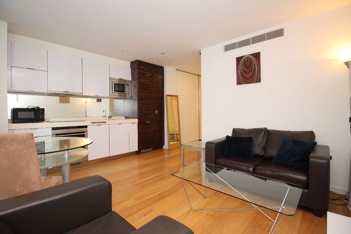 Flat Fairmont Avenue in Greater London
