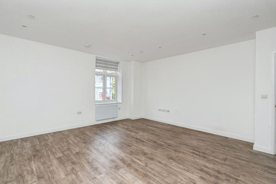 Flat Cambridge Road in Farnborough