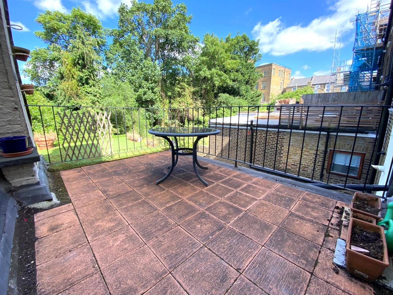 Flat Tremlett Grove in Greater London
