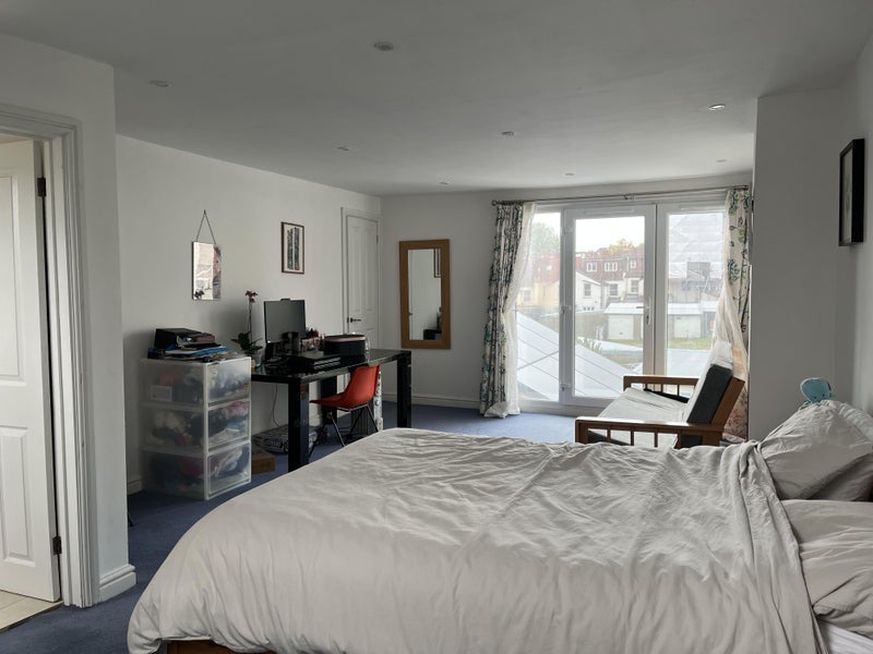 Room Cairns Road in Bristol