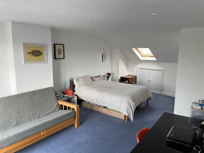 Room Cairns Road in Bristol