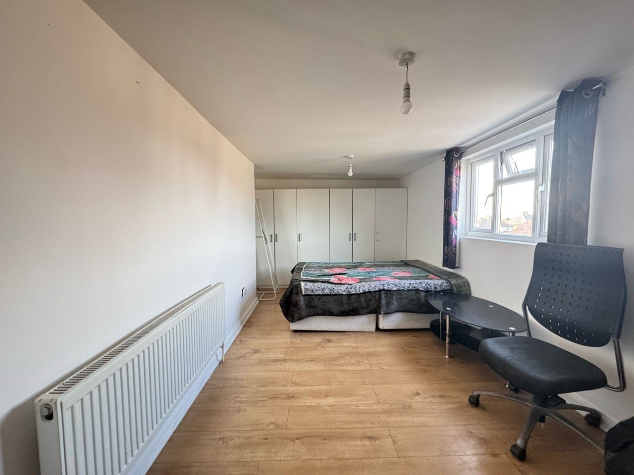 Flat Lavender Avenue in Greater London