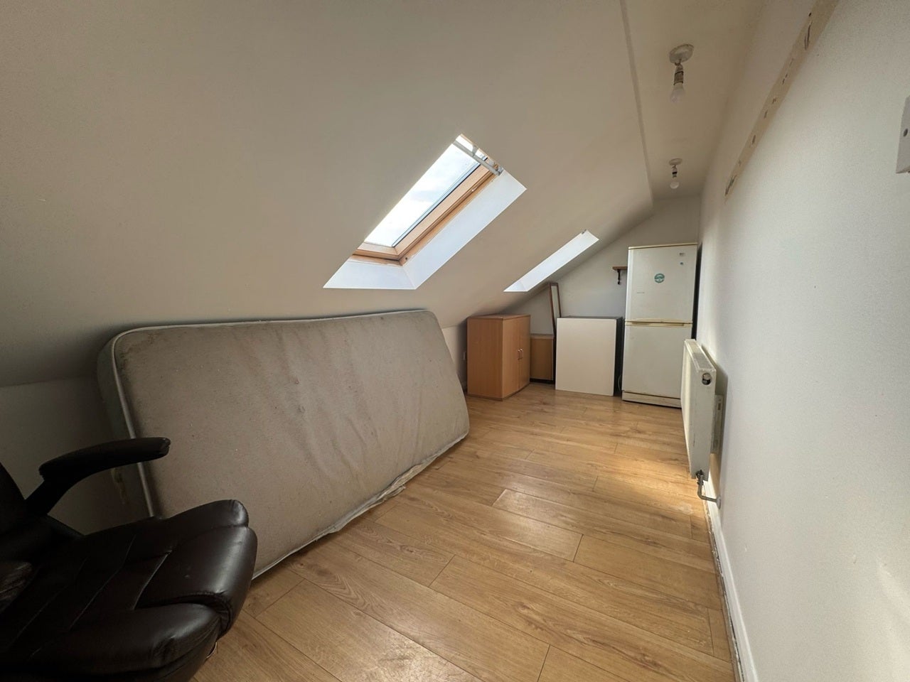 Flat Lavender Avenue in Greater London