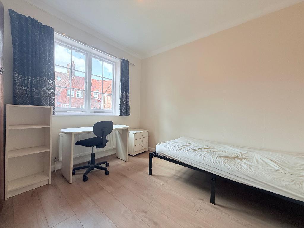 Room Fitzneal Street in Greater London