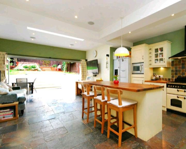 Room Heathwood Gardens in Greater London