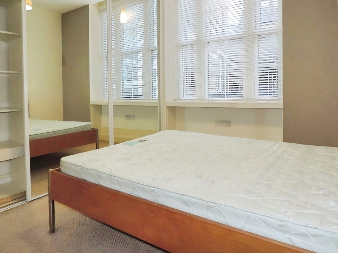 Flat Tooley Street in Greater London