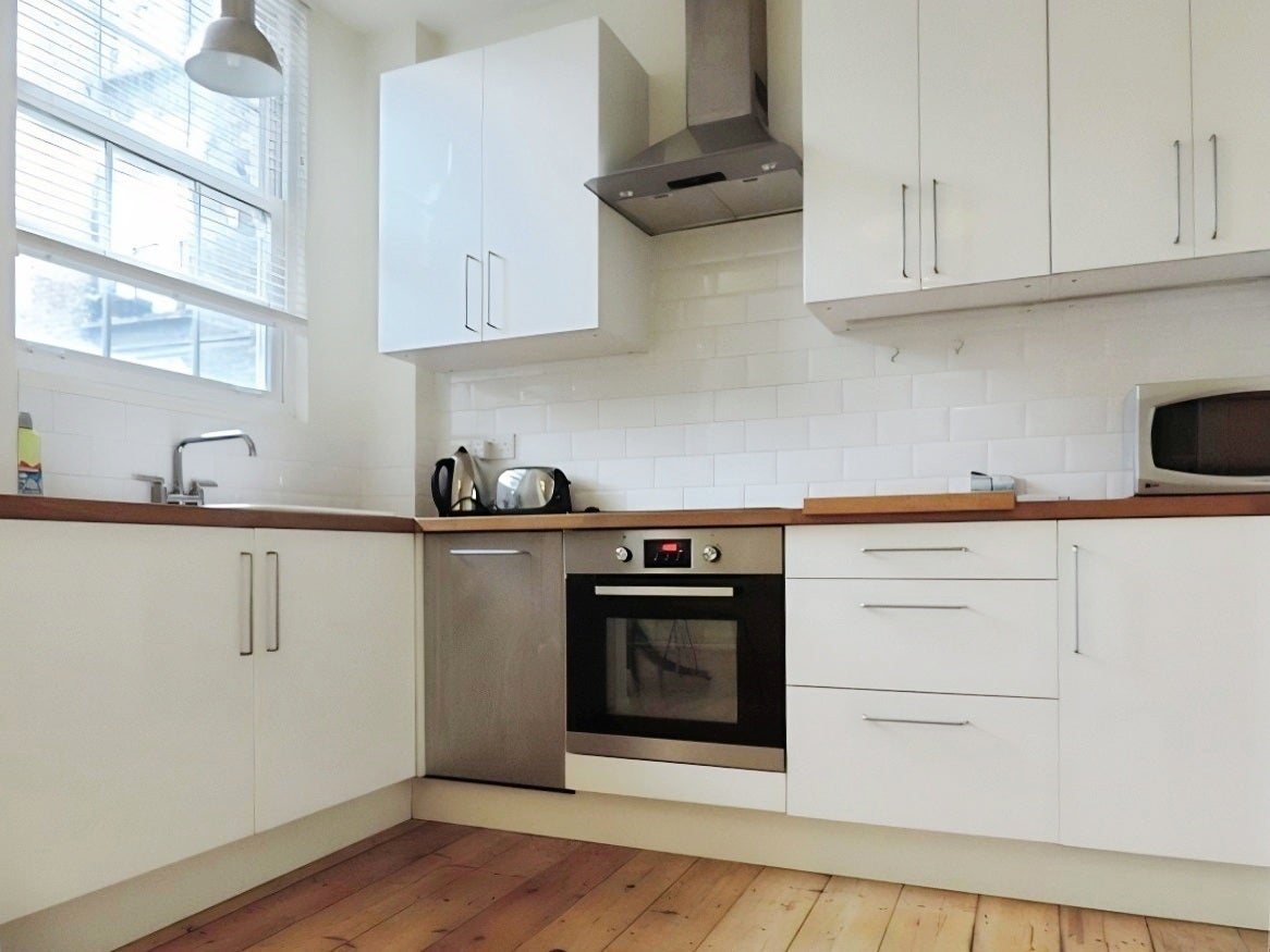 Flat Tooley Street in Greater London