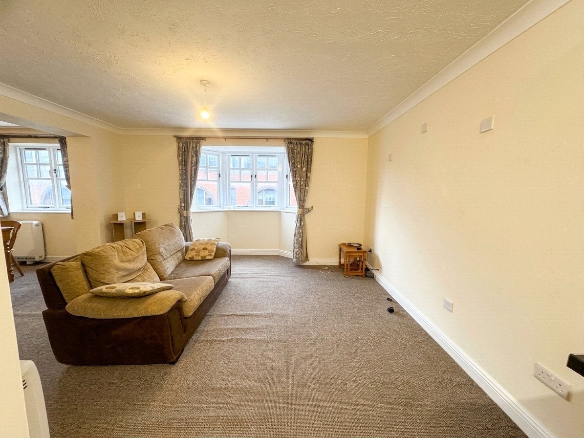 Flat Simmonds Street in Reading