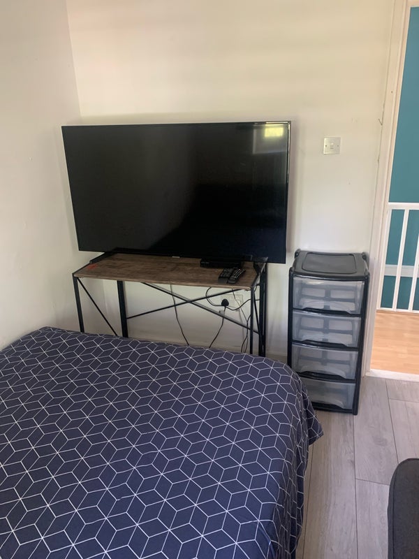 Room Larch Close in Greater London