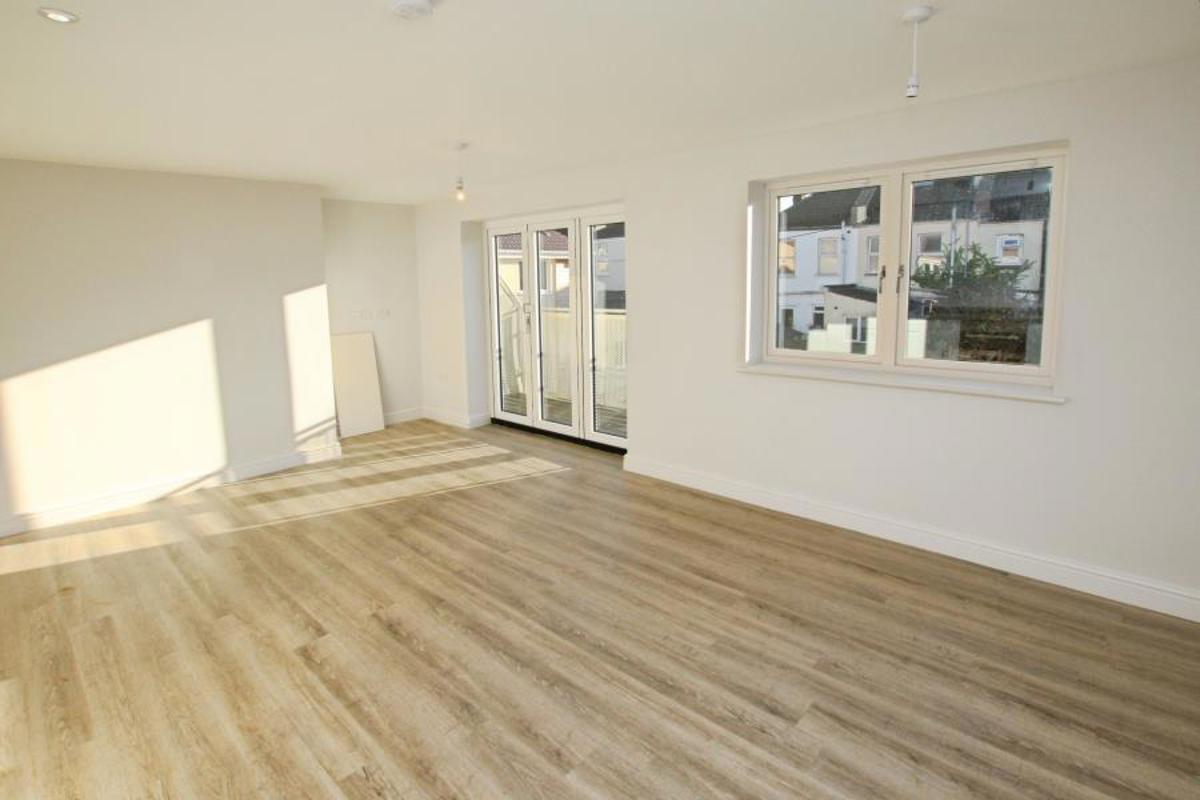 Flat Stroud Avenue in Bristol