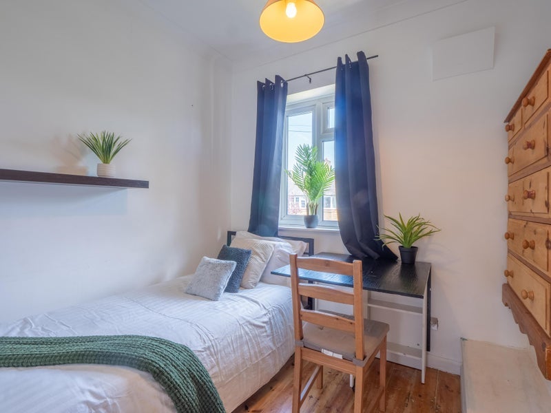Room Huntingfield Road in Greater London